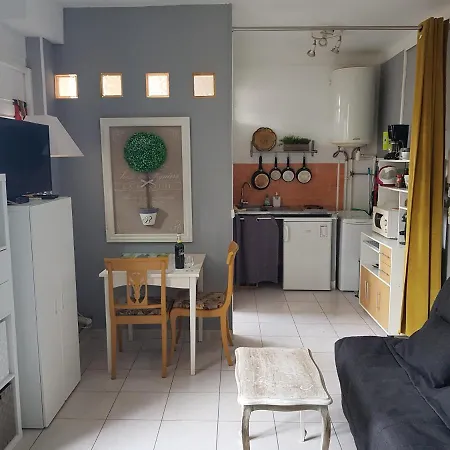 Apartment Studio Le Pescadou, Climatise Et Lumineux, A Deux Pas Des Plages Et De La Gare Saint-Raphael (Var)